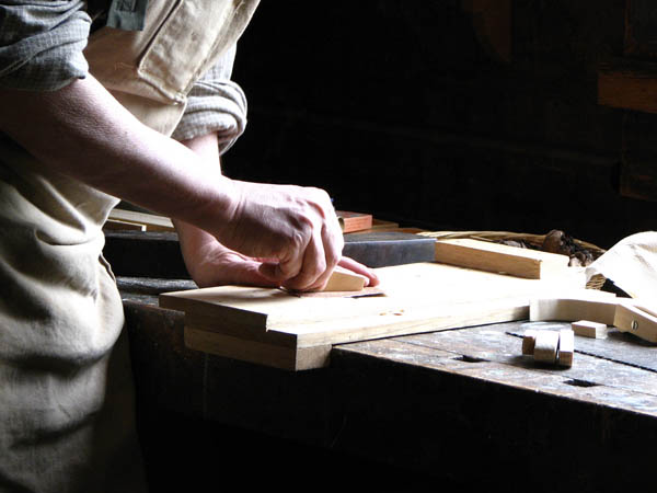 Nuestra <strong>carpintería de madera en  Collado</strong> es una empresa de <strong>herencia familiar</strong>, por lo que  contamos con gran <strong>experiencia </strong>en la profesión.